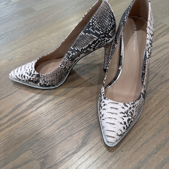 BCBGeneration Harleigh Pointy Toe Pumps Snake Print Size 9 - Picture 2 of 6